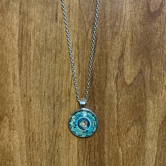 *NEW* Unique sunburst silver tone necklace - Picture 4 of 9